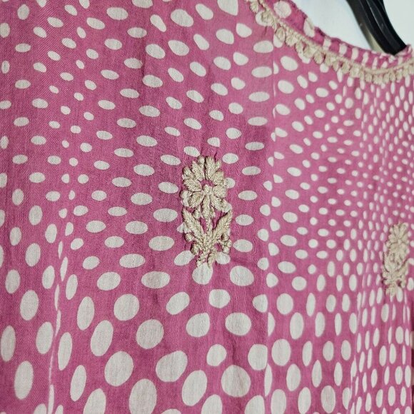 Brand Unknown Sleeveless Pink Polka Dot Top With Floral Tan Embroidery sz Medium - Picture 10 of 11